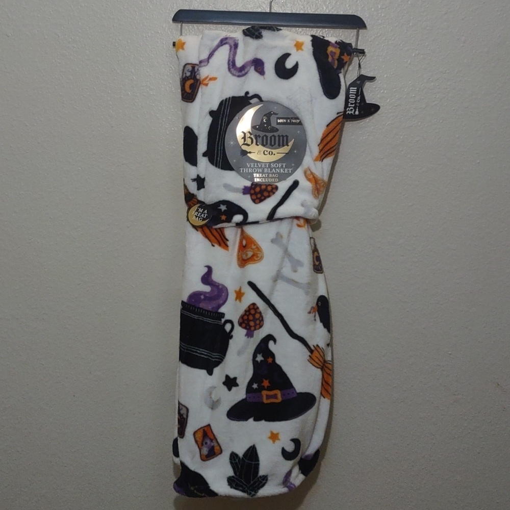 NWT Broom & Co Witchy Cauldron Wand Throw Blanket  50x70 Treat Bag Included